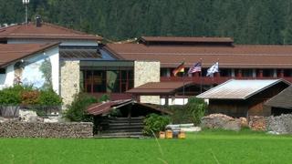 Die mutmaßliche Superspreaderin lebt und arbeitet im Edelweiss Lodge and Resort Garmisch, einer Urlaubs- und Erholungseinrichtung der US-Streitkräfte.