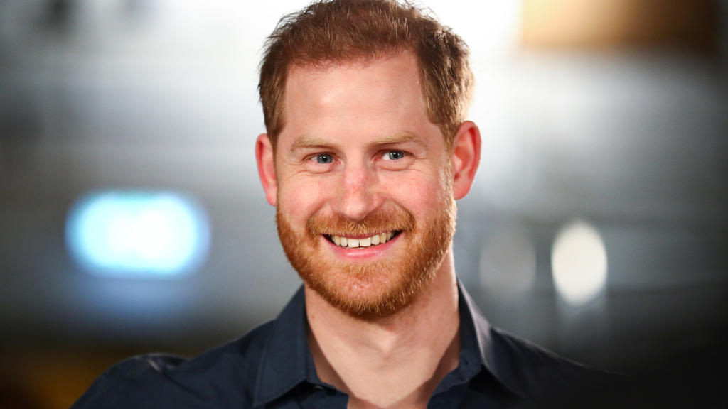 Prinz Harry grinst