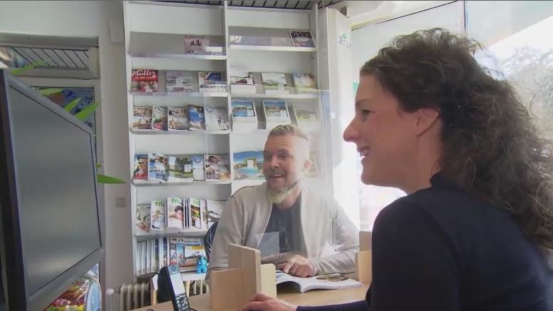 Im Reisebüro bekommt man Hilfe, wenn man seine Urlaubspläne wegen Corona doch noch ändern muss.