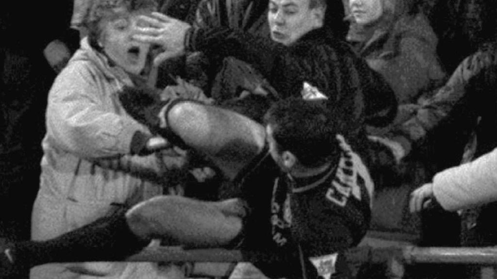 Eric Cantona, Starstürmer beim englischen Verein Manchester United, springt am 26.1.1995 mit beiden Beinen über die Bandenwerbung im Crystal Palace von London, um während des Premier League Spieles einen Zuschauer zu attackieren. Der Spieler reagiert