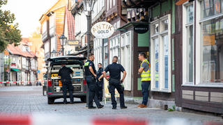 14.09.2020, Niedersachsen, Celle: Einsatzkräfte der Polizei sichern einen Tatort in der Innenstadt. Am Nachmittag haben zwei bewaffnete Männer versucht, einen Juwelier zu überfallen. Einer der Täter wurde tödlich, der andere schwer verletzt. Nach bisherigen Erkenntnissen hatte der Ladeninhaber eine Waffe, die er gegen die Räuber einsetzte. Foto: Moritz Frankenberg/dpa +++ dpa-Bildfunk +++