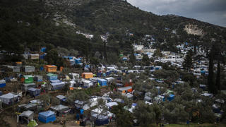 Ein Blick auf ein provisorisches Lager neben dem Flüchtlingslager auf der Insel Samos.
