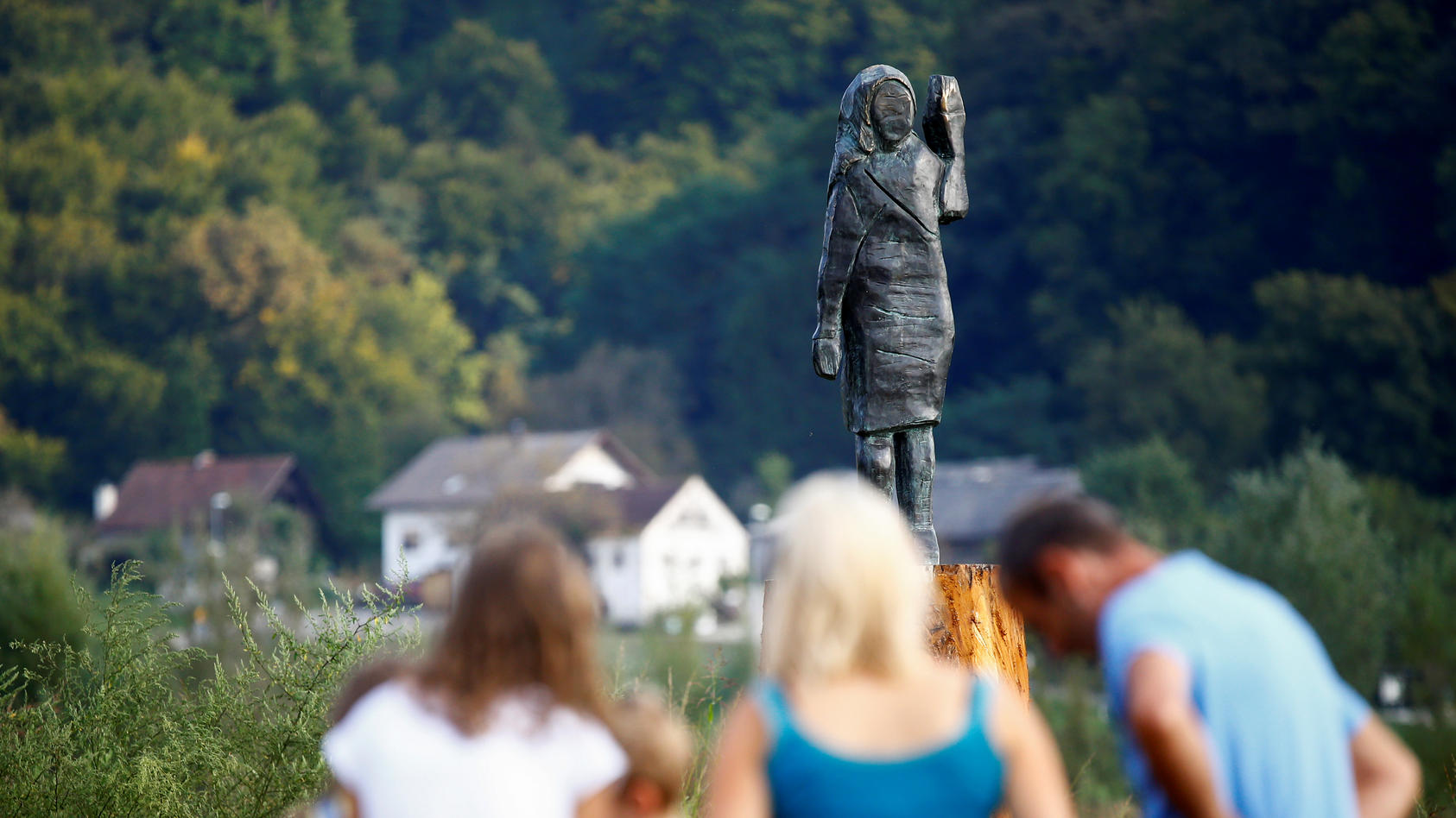 Die ersten Besucher der Bronze-Statue von Melania Trump  in Sloweinien.