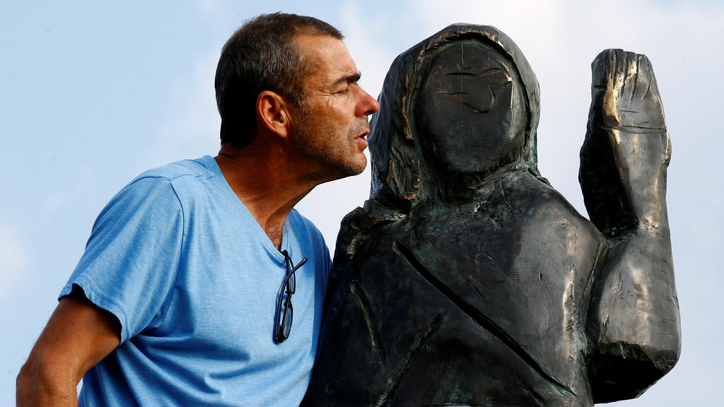 Künstler Ales Zupevc neben der neuen Bronze-Statue von US-First-Lady Melania Trump in Rozno in Melanias Heimatland Sloweenien.
