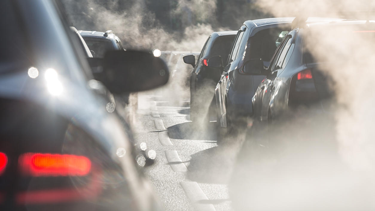 Abgase sind umweltschädlich, aber nicht die einzigen Emissionen beim Auto