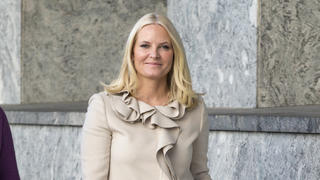 Crown princess Mette-Marit opens UNICEF exhibition of children's drawings in Oslo City Hall. - If I had to escape, I would first and foremost miss my famillie, and then the two our dogs, which I am so fond of, said the Crown Princess.