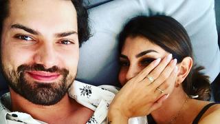 Yeliz und Jimi können die Finger nicht voneinander lassen.