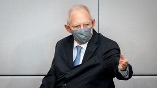18.09.2020, Berlin: Wolfgang Schäuble (CDU), Bundestagspräsident, wartet mit einem Mund-Nasen-Schutz auf den Beginn der 177. Sitzung des Bundestags und geestikuliert. Foto: Kay Nietfeld/dpa +++ dpa-Bildfunk +++