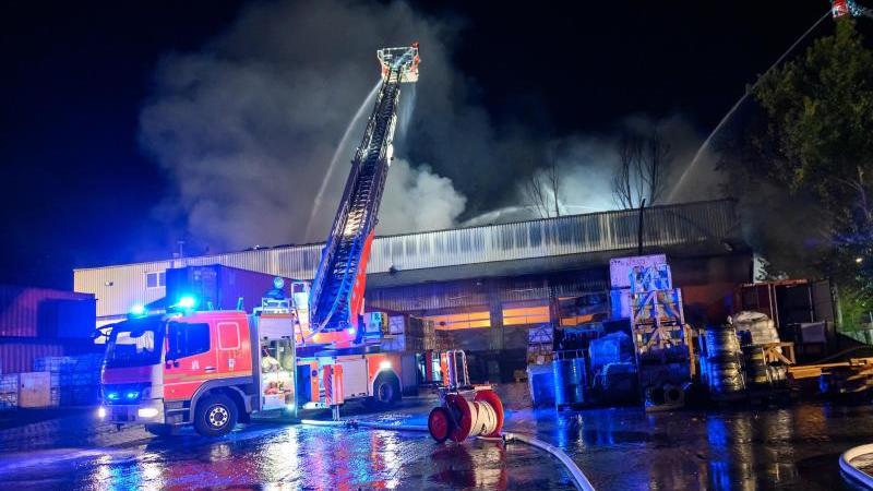 Hamburg Lagerhalle In Wilhemsburg Brennt Explosionen Und Dichte Rauchwolken
