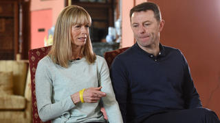 ARCHIV - 30.04.2017, Großbritannien, Loughborough: Die Eltern des verschwundenen britischen Mädchen Madeleine « Maddie» McCann, Kate und Gerry McCann, geben der BBC in der Prestwold Hall ein Interview. Mit einem Zeugenaufruf rückten deutsche Ermittler vor drei Monaten das mysteriöse Verschwinden der kleinen Maddie wieder in den Fokus. Sie gehen davon aus, dass das Mädchen tot ist und haben auch einen Verdächtigen im Visier. (zu dpa «Der Fall Maddie - Ermittler glauben an Mord durch den Verdächtigen») Foto: Joe Giddens/PA Wire/dpa +++ dpa-Bildfunk +++
