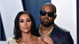  Kim Kardashian L and Kanye West arrive for the Vanity Fair Oscar party at the Wallis Annenberg Center for the Performing Arts in Beverly Hills, California on February 9, 2020. PUBLICATIONxINxGERxSUIxAUTxHUNxONLY LAP202002090811 CHRISxCHEW