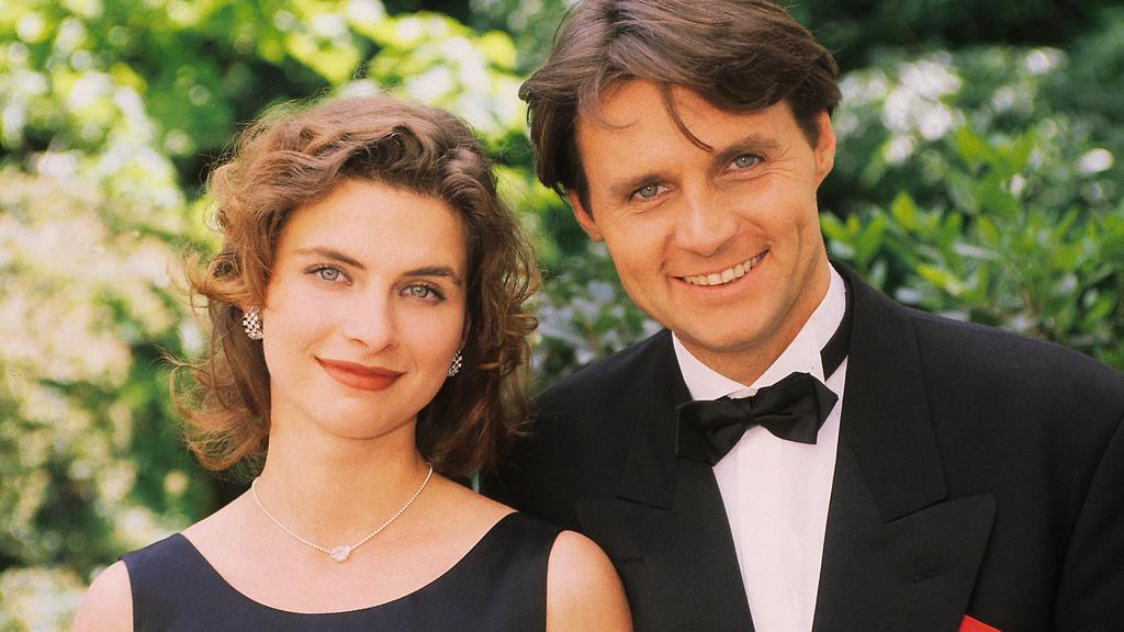 Jo Gerner (Wolfgang Bahro) will auf dem Rosenball seine Tochter Vanessa (Anne Brendler) mit dem Sohn von Greta Carelli verkuppeln.