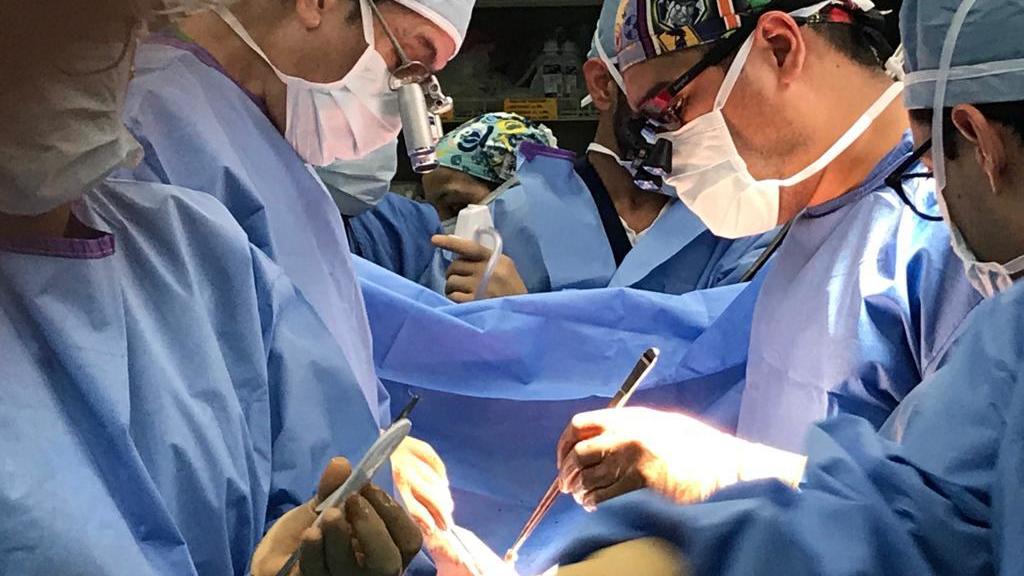 HANDOUT - 31.08.2020, Mexiko, Monterrey: Auf diesem vom Krankenhaus Christus Muguerza zur Verfügung gestellten Bild führt ein Team um den Chirurgen Wong Jaen eine Doppel-Lungentransplatation an einem Covid-19-Überlebenden durch. Der 55-jährige Patien
