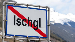 ARCHIV - 13.03.2020, Österreich, Ischgl: Ein Ortsschild mit durchgezogener roter Linie steht am Ende der Ortschaft Ischgl und zeigt an, dass die Ortschaft an dieser Stelle endet. Der Verbraucherschutzverein stellt am 23.09.2020 erste Musterklagen gegen die Republik und das Land Tirol vor, die am selben Tag beim Landgericht für Zivilrechtssachen Wien als Vorbereitung einer etwaigen Sammelklage eingebracht werden sollen. Foto: Jakob Gruber/APA/dpa +++ dpa-Bildfunk +++