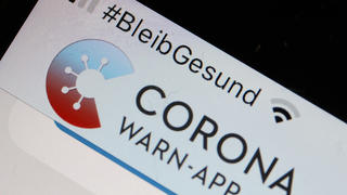 ARCHIV - 16.06.2020, Rheinland-Pfalz, Köln: Die Corona-Warn-App mit der Seite zur Risiko-Ermittlung ist im Display eines Smartphone zu sehen. Die Corona-Warn-App wird nach Meinung des Mediziners und Politikers Lauterbach (SPD) unterschätzt. (Zu dpa "Corona-Warn-App wird unterschätzt") Foto: Oliver Berg/dpa +++ dpa-Bildfunk +++