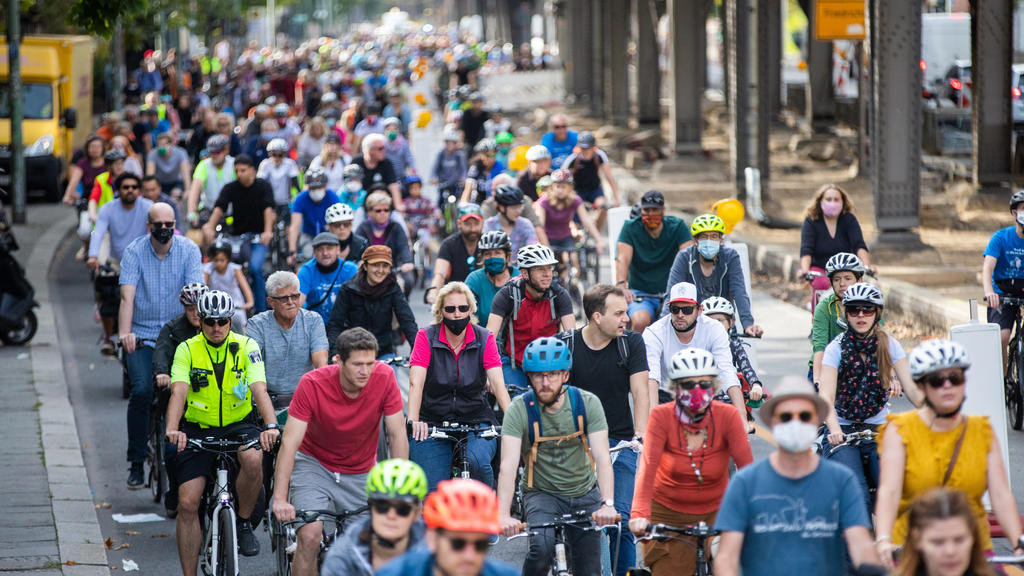 Teilnehmer einer Fahrraddemonstration unter dem Motto «Rauf aufs Rad für die nächste Generation» fahren über die Gitschiner Straße in Berlin-Kreuzberg. Mit der Kreisfahrt rund um das Berliner Stadtzentrum fordert der Allgemeine De