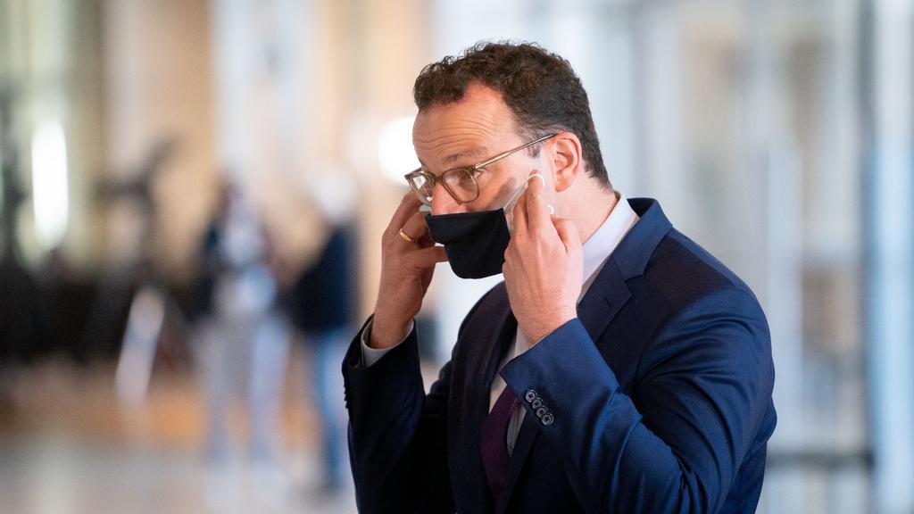 ARCHIV - 18.09.2020, Berlin: Jens Spahn (CDU), Bundesminister für Gesundheit, verlässt nach einem Pressestatement die 177. Sitzung des Bundestags mit einem Mund-Nasen-Schutz. Mit sogenannten Fieberambulanzen und besonderen Schutzvorkehrungen für Risi