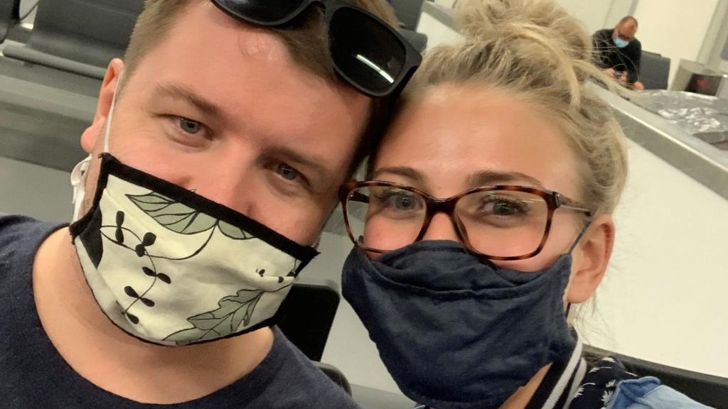 Mann und Frau die Maske tragen