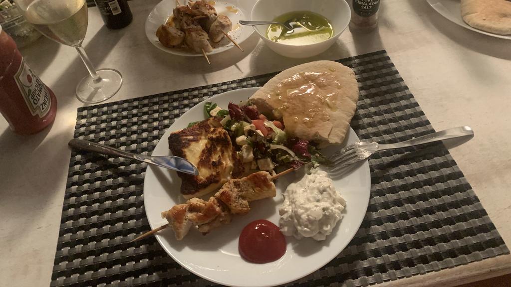 Gedeckter Tisch mit vollen Tellern