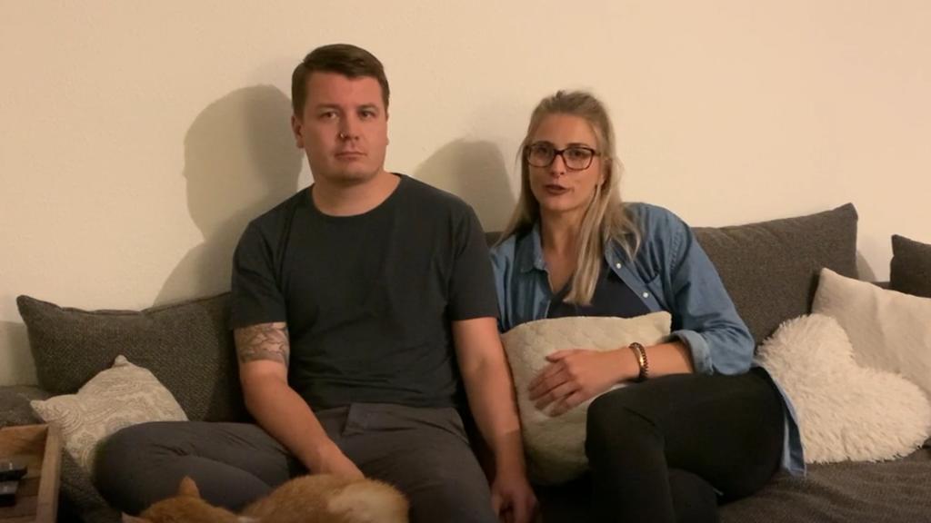 Paar sitzt auf Wohnzimmercouch