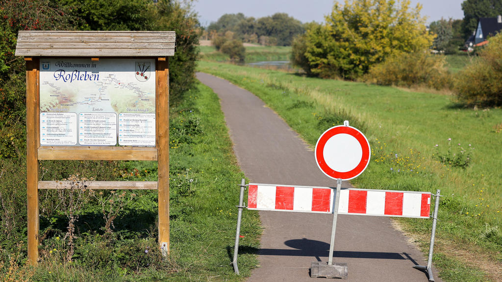 16.09.2020, Thüringen, Roßleben: Der Radweg an der Unstrut bei Roßleben ist noch bis heute Nacht gesperrt. Nach erfolgloser Suche und dem vergeblichen Auslegen von Futterködern wird die Suche nach einem Krokodil in dem Fluss eingestellt. Vor gut eine