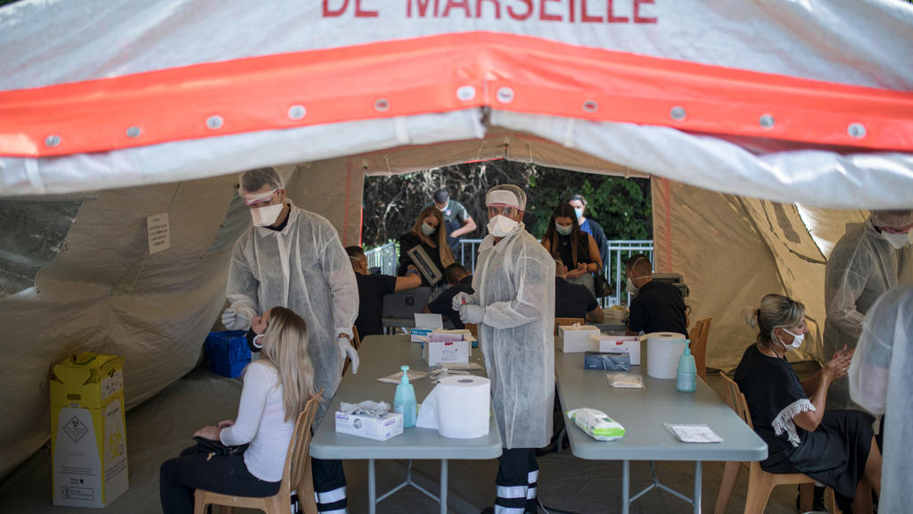 24.09.2020, Frankreich, Marseille: Ärzte testen Patienten auf das Coronavirus in einem mobilen Testzentrum. Gesundheitsminister Veran hatte in einer Pressekonferenz angekündigt, dass für Marseille und das Überseegebiet Guadeloupe die «maximale Alarms