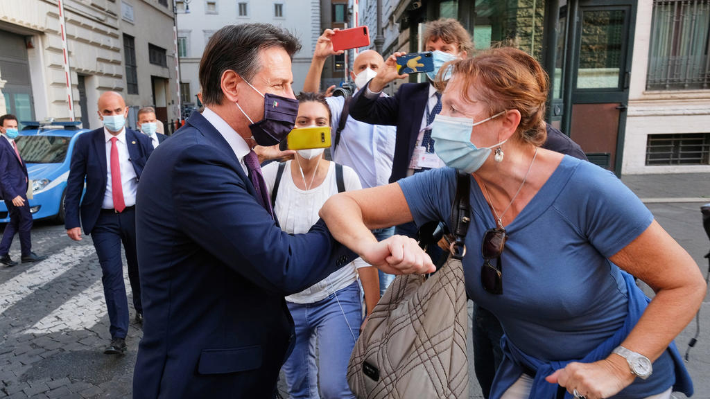 22.09.2020, Italien, Rom: Giuseppe Conte (vorne, l), Ministerpräsident von Italien, trifft zahlreiche Bürger bei einem Spaziergang durch die Innenstadt. Foto: Mauro Scrobogna/LaPresse via ZUMA Press/dpa +++ dpa-Bildfunk +++