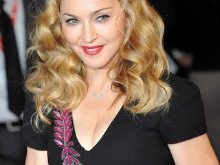 epa02978416 US singer, director of the film, Madonna arrives for the 55th BFI London Film Festival gala screening of US director Madonna's film W.E. held at the Empire Leicester Square in Central London, Britain, 23 October 2011. The movie is a drama following dual story-lines including the relationship between Wallis Simpson and Edward VIII. EPA/DANIEL DEME  +++(c) dpa - Bildfunk+++