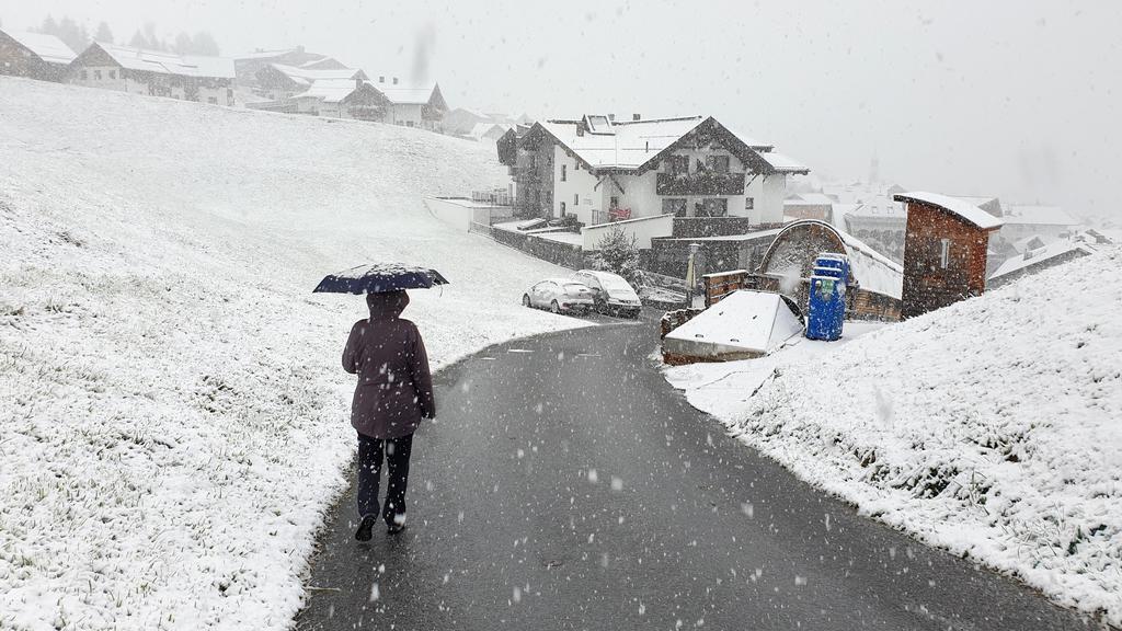 Es ist noch nasser Schnee, der da fällt. aber wie hier in Fiss in Tirol ist er liegen geblieben.