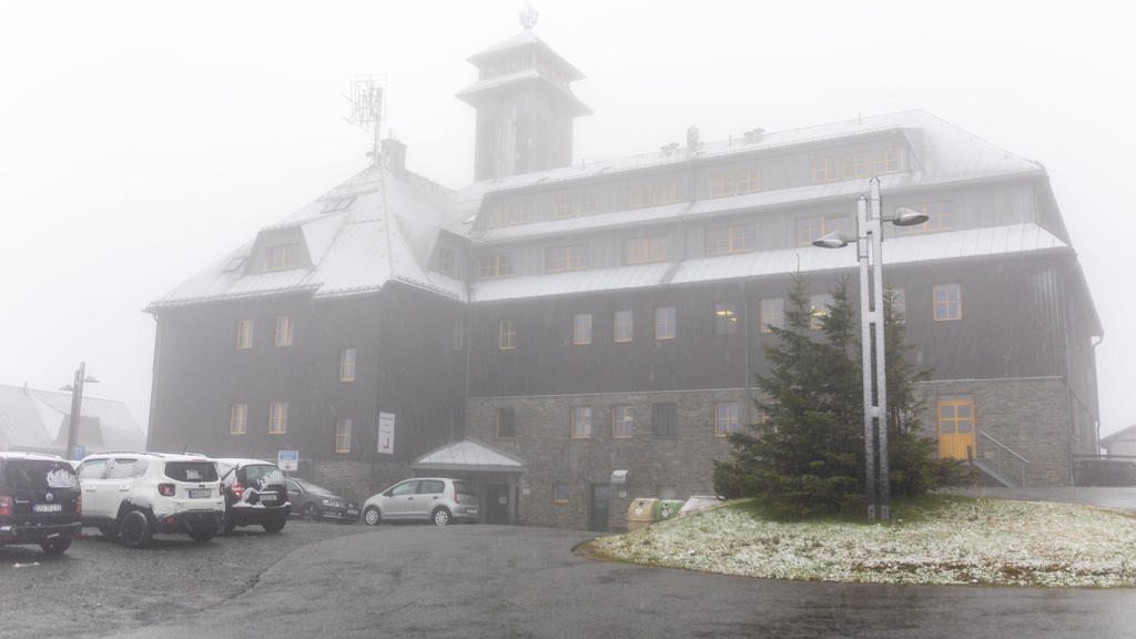 Erste Schneeflocken auf dem Fichtelberg in Sachsen.