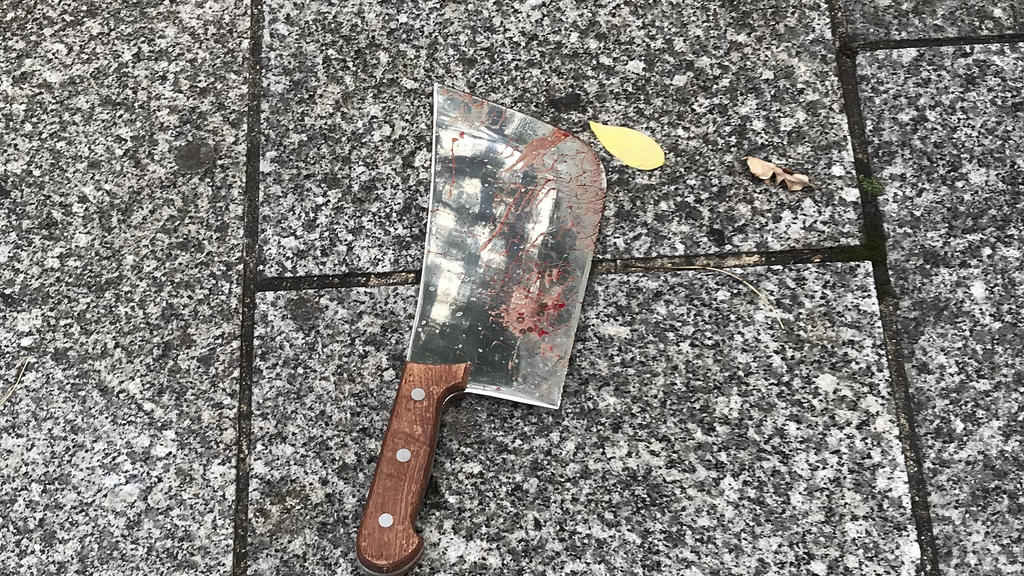 Fleischerbeil liegt nach Messerattacke in Paris auf dem Boden.