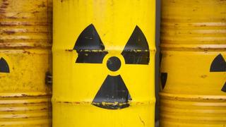 Auf gelben Tonnen ist das Radioaktiv-Zeichen aufgemalt