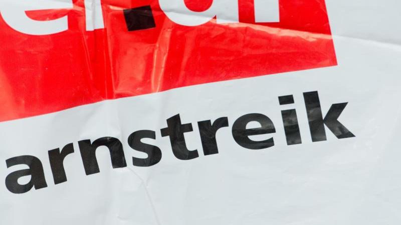 Streikweste mit der Aufschrift "Warnstreik" und dem Verdi-Logo
