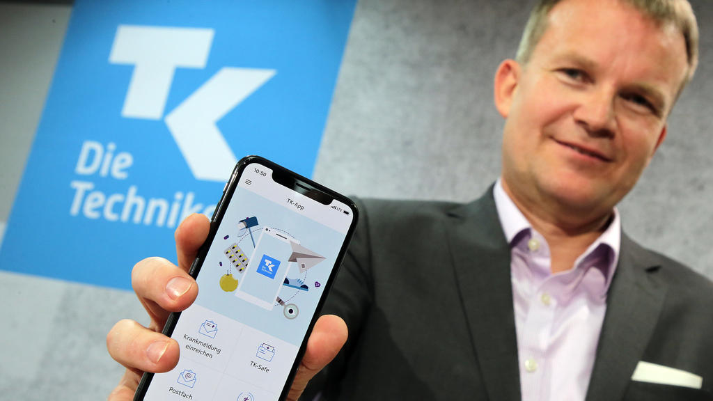 24.04.2018, Berlin: Jens Baas, Vorsitzender des Vorstands der Techniker Krankenkasse, präsentiert eine App zum Start einer ersten "Elektronischen Gesundheitsakte". Versicherte sollen selbst entscheiden können, welche Diagnosen, Medikamente etc. sie s