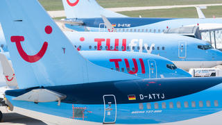 ARCHIV - 08.04.2020, Niedersachsen, Hannover: Flugzeuge von Tui parken am Flughafen Hannover.     (zu dpa "Ferienflieger Tuifly zieht positive Zwischenbilanz des Neustarts") Foto: Julian Stratenschulte/dpa +++ dpa-Bildfunk +++