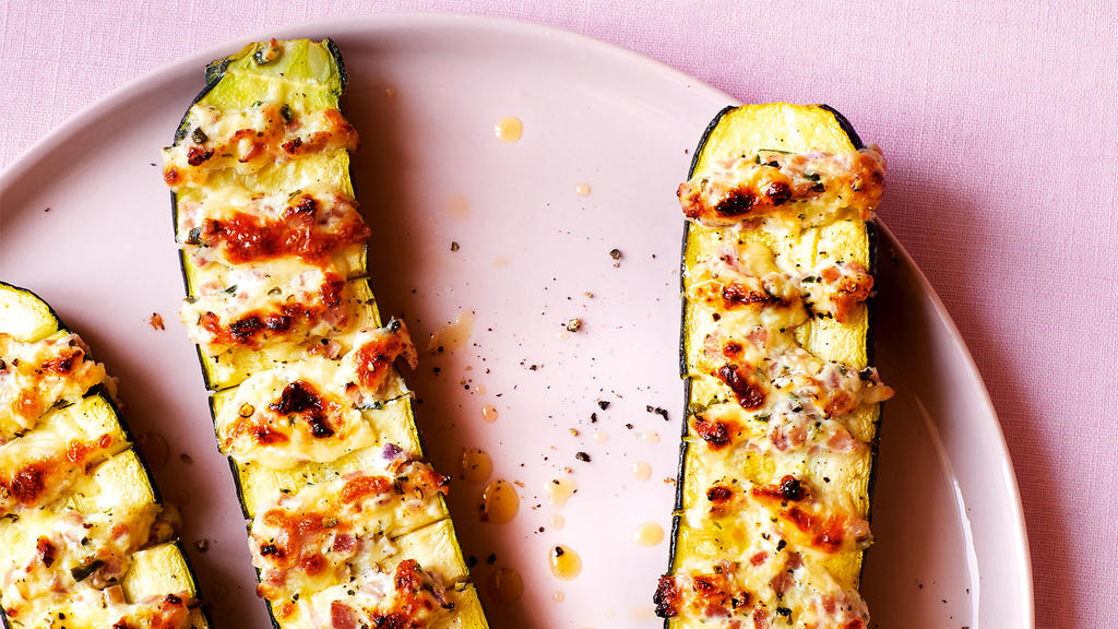 Low Carb à la Katzenberger: Zucchini mit Schafskäse überbacken