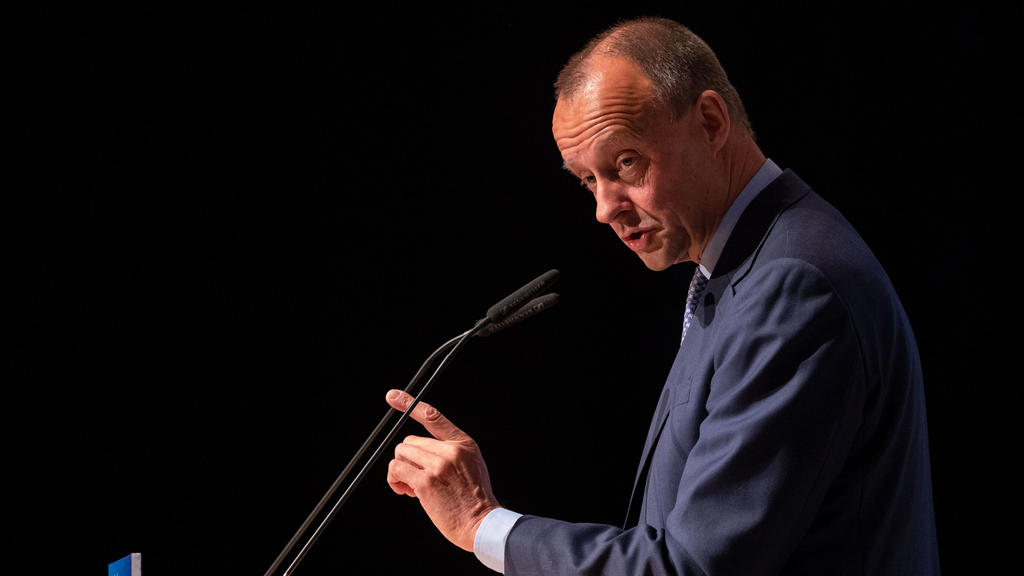 ARCHIV - 19.09.2020, Niedersachsen, Hildesheim: Friedrich Merz, Ex-Unionsfraktionschef, spricht während des Niedersachsentag der Jungen Union in Hildesheim. Merz geht anscheinend davon aus, dass sich viele erwerbsfähige Menschen während der Corona-Kr