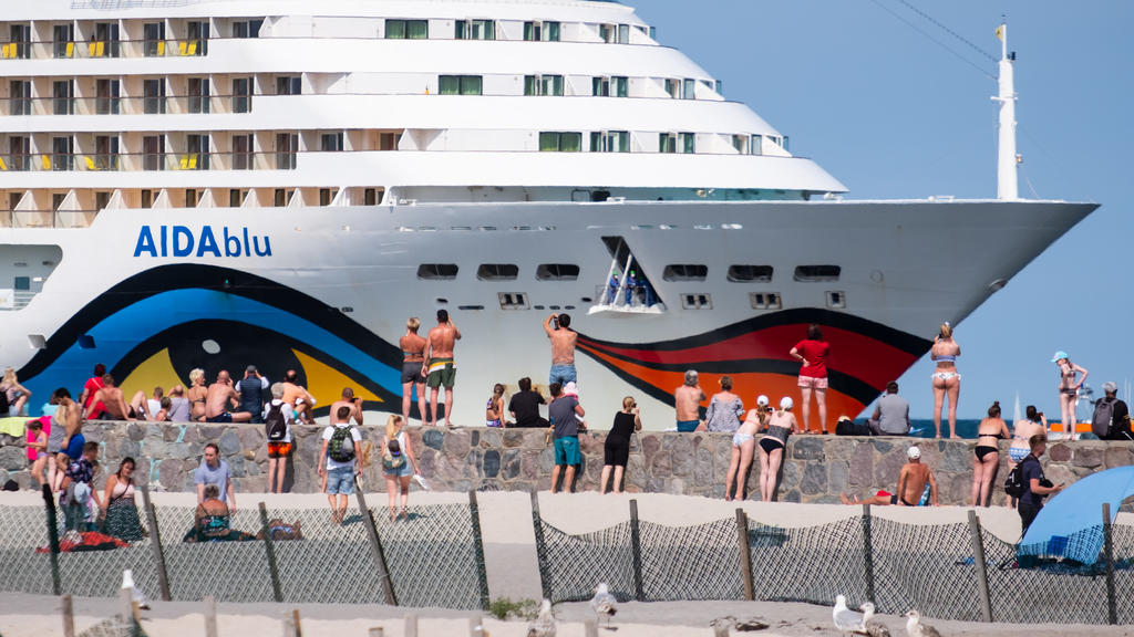 ARCHIV - 18.07.2020, Mecklenburg-Vorpommern, Rostock: Die AIDAblu der Reederei Aida Cruises kommt ohne Passagiere im Ostseebad Warnemünde an, zuvor war bereits die AIDAmar eingelaufen. Den großen Reedereien in der Kreuzschifffahrt fehlt nach Einschät