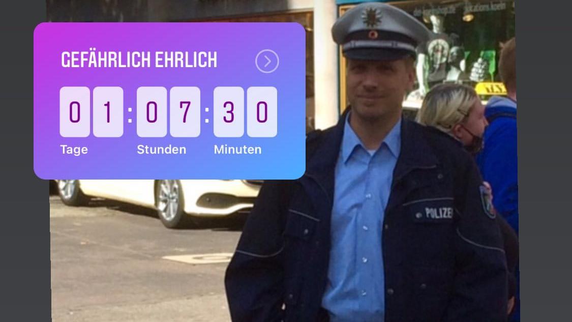 Oliver Pocher zeigt sich stolz in seiner falschen Polizistenuniform. Die Userin "koelsche_foellsche_maedche" knipste den Comedian in der Kölner Innenstadt - Pocher repostet das Bild auf seinem Insta-Kanal.