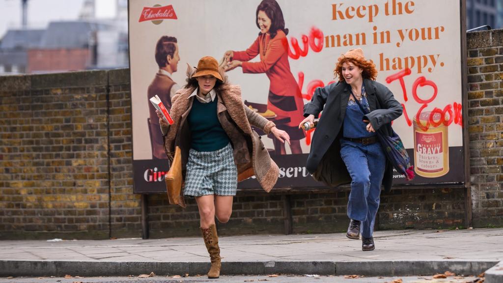 Jessie Buckley (r) als Jo und Keira Knightley als Sally in einer Szene des Films "Die Misswahl - Der Beginn einer Revolution"