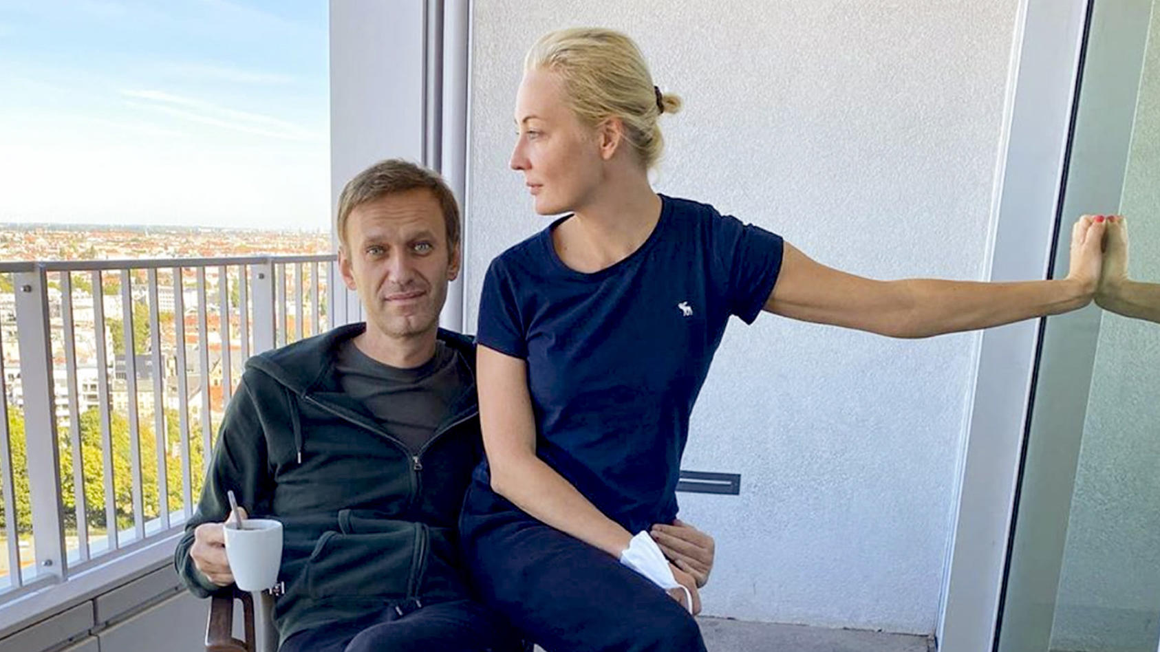 ARCHIV - 21.09.2020, Berlin: HANDOUT - Das Foto zeigt Alexej Nawalny und seine Frau Julia, das der russische Oppositionsführer am Montag, den 21. September 2020 bei Instagram veröffentlicht hat. Nach 32-tägiger Behandlung ist der vergiftete russische