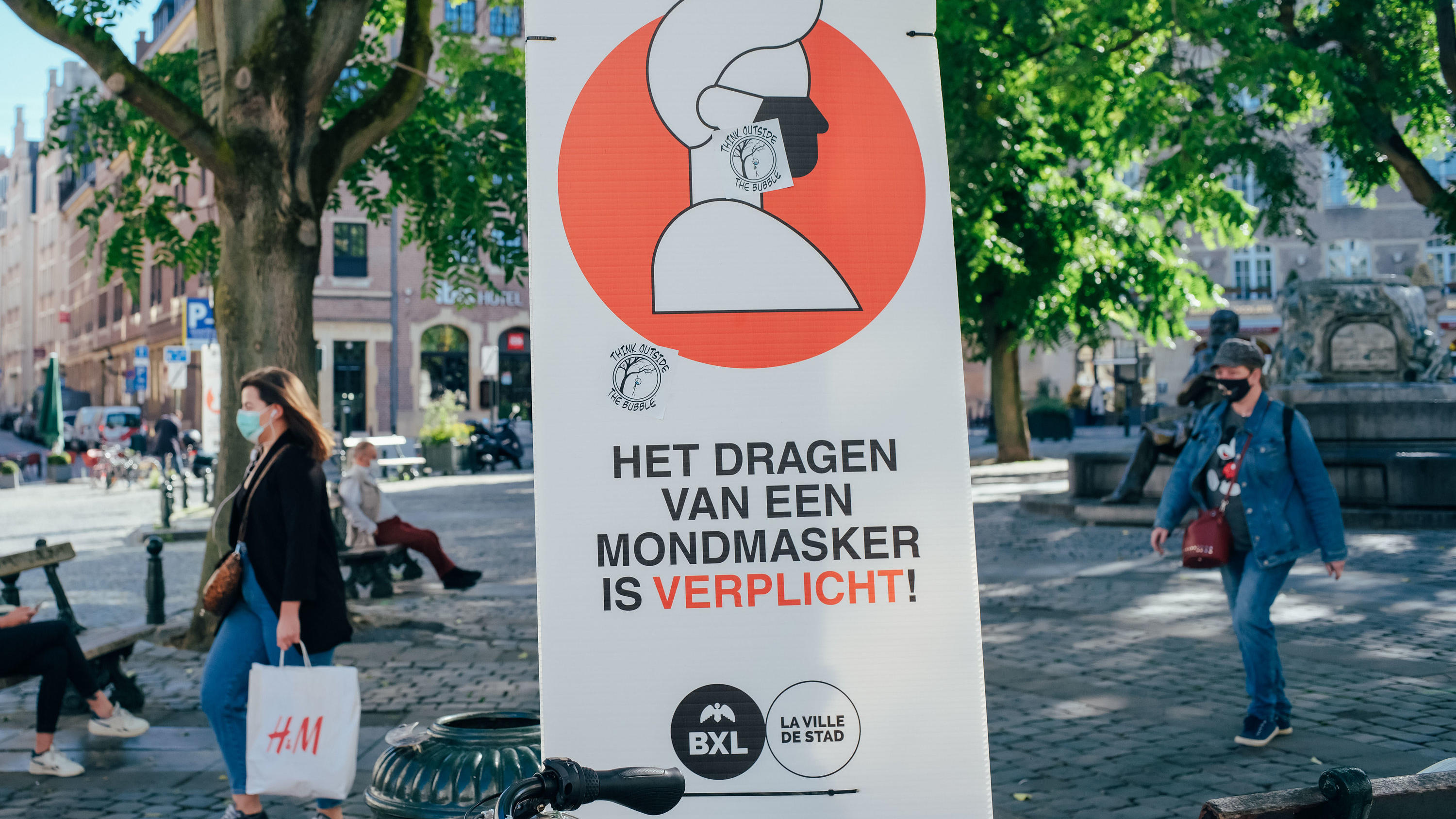 07.09.2020, Belgien, Brüssel: Ein Schild weist in einer Fußgängerzone auf die wegen der Corona-Pandemie geltende Maskenpflicht hin. Foto: Zhang Cheng/XinHua/dpa +++ dpa-Bildfunk +++