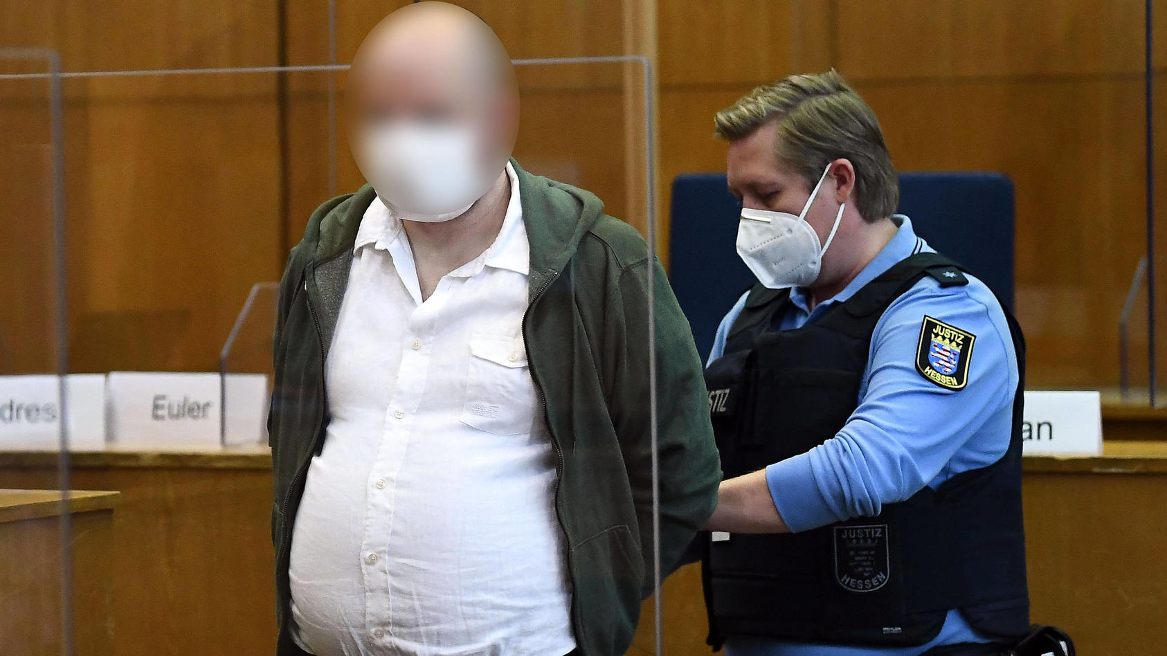 m Prozess um den Mord am Kasseler Regierungspräsidenten Walter Lübcke ist der Haftbefehl gegen den Mitangeklagten Markus H. aufgehoben worden.