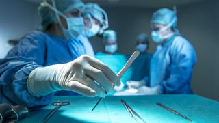 Eine 17-jährige Frau ist während einer Knie-Operation in einer Privatklinik in Niederbayern mehrmals aufgewacht.