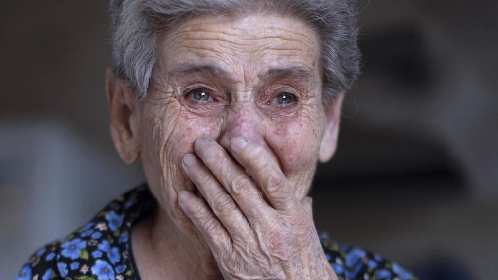 29.09.2020, Aserbaidschan, Martuni: Die Armenierin Rosa reagiert, nachdem ihr Haus während eines Beschusses beschädigt wurde. Die verfeindeten Südkaukasusrepubliken Armenien und Aserbaidschan haben sich den vierten Tag in Folge schwere Kämpfe um die