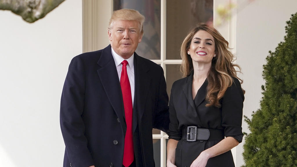 ARCHIV - 29.03.2018, USA, Washington: Donald Trump, Präsident der USA, und Hope Hicks, damalige Kommunikationschefin des US-Präsidenten, stehen auf dem Südrasen des Weißen Hauses. US-Präsident Trump und First Lady Melania haben sich einem Coronatest