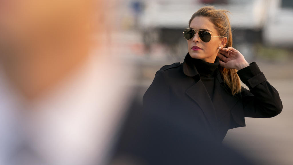 ARCHIV - 12.09.2020, USA, Reno: Hope Hicks, Beraterin von US-Präsident Trump, kommt auf dem internationalen Flughafen Reno-Tahoe an. Hicks soll übereinstimmenden US-Medienberichten zufolge positiv auf das Coronavirus getestet worden sein. Foto: Andre