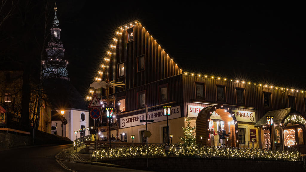 13.12.2019, Sachsen, Seiffen: Das heute weltbekannte Spielzeugdorf Seiffen ist das Weihnachtsland im Erzgebirge.