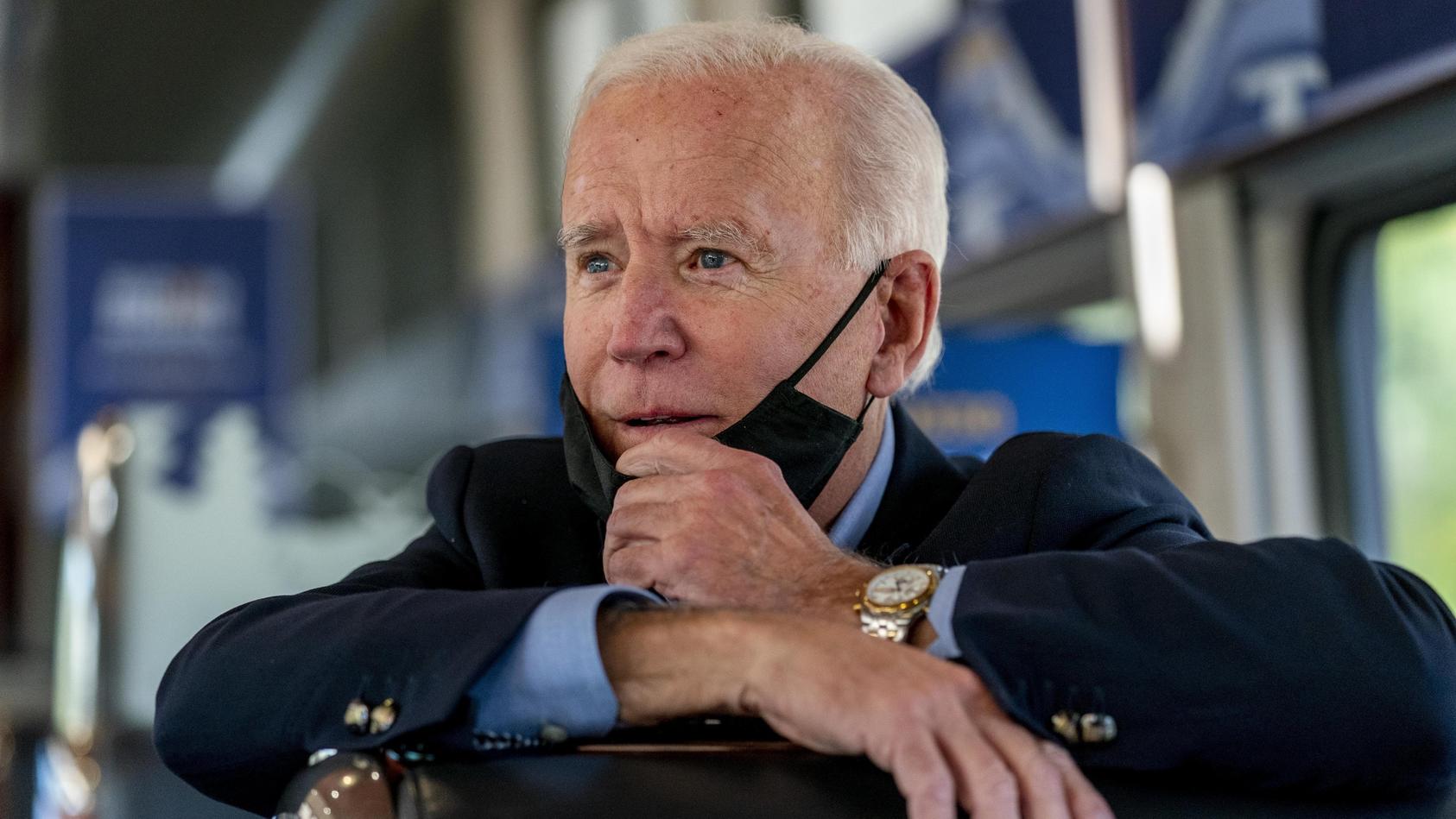 30.09.2020, USA, Alliance: Joe Biden, Präsidentschaftskandidat der Demokraten, sitzt mit Mund-Nasen-Schutz in einem Zug, der nach Pittsburgh fährt, und spricht mit dem Präsidenten der Vereinigten Stahlarbeitergewerkschaft, Conway. Biden befindet sich
