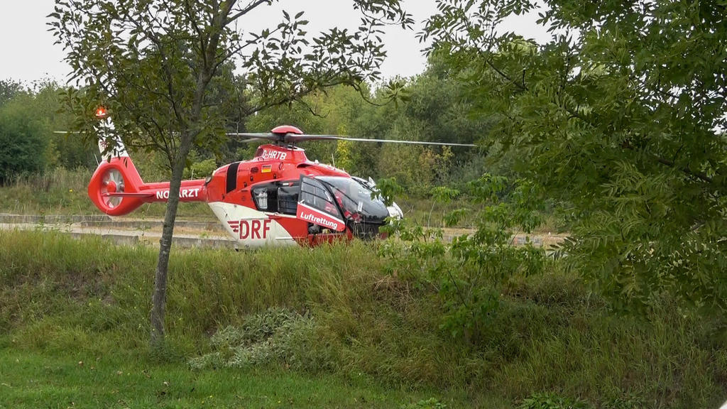 Ein Rettungshubschrauber am Neustädter See nach dem Sucheinsatz.